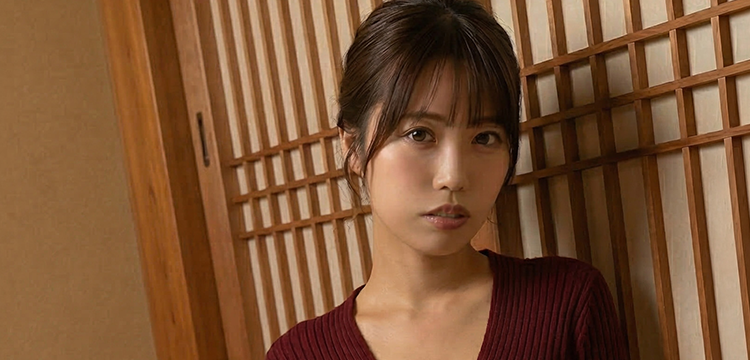 寝そべって電話する女性