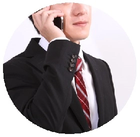 電話をかける男性